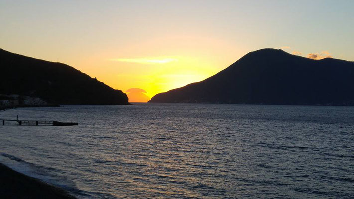 Atemberaubender Sonnenuntergang zwischen Lipari und Salina, Äolische Inseln