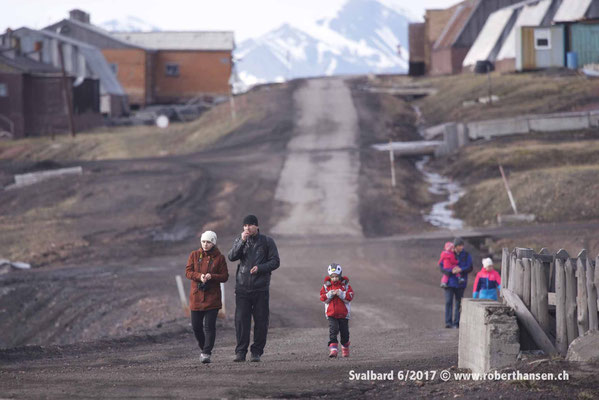 Abendspaziergang in Barentsburg © Robert Hansen