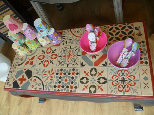 Table basse carreaux de ciments rouge et noir