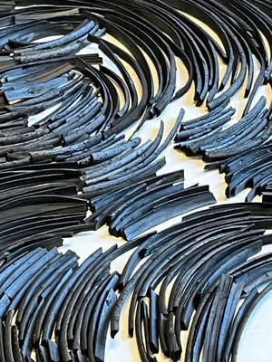 Ulrike Mohr, „silent geometry“, 2025 - charcoal, canvas