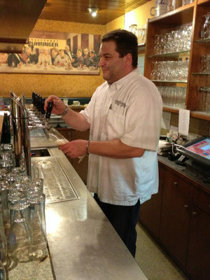 Wirt hinter der Bar