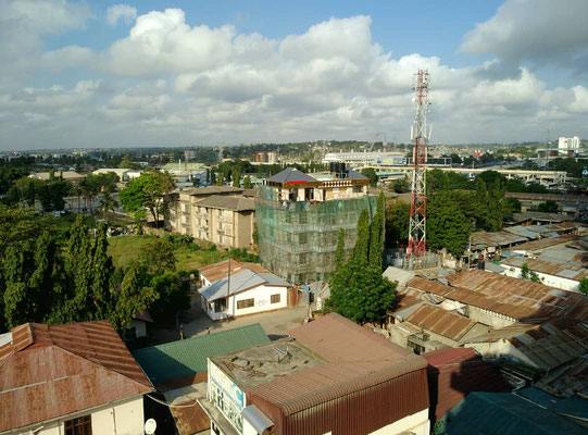 Der Blick aus dem Hotelfenster auf die Stadt Dar es Salaam