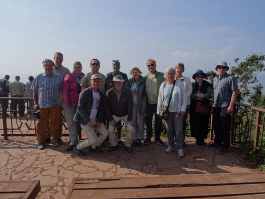 Unsere Reisegruppe am Kraterrand des Ngorongoro-Katers.