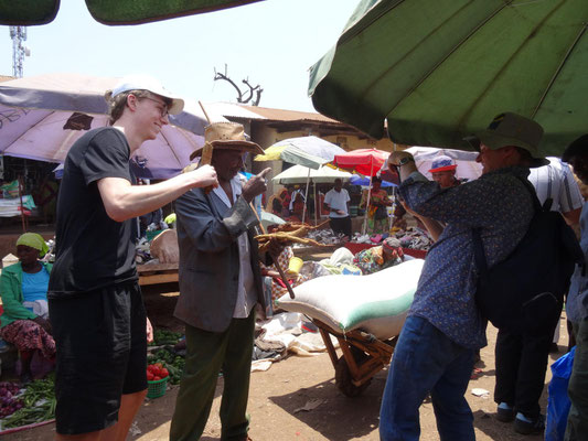 Kasadalla-Markt am Samstag. Hier brummt das afrikanische Leben nur so!