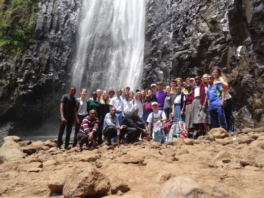 Gruppenfoto: Es ist etwas kühler in der Nähe des Wasserfalls. 