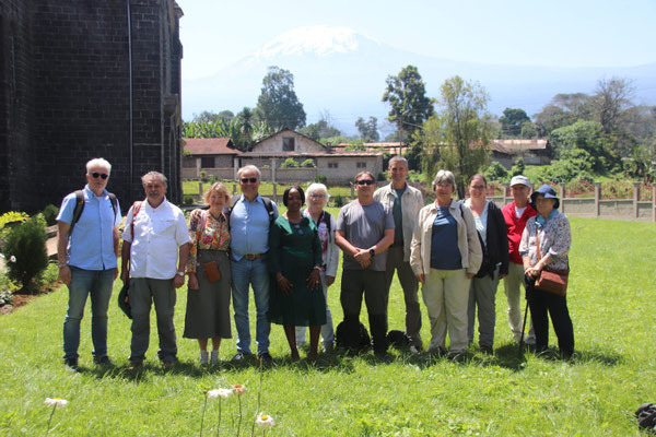 Die Gruppe neben der Kirche mit freien Kilimandscharoblick.