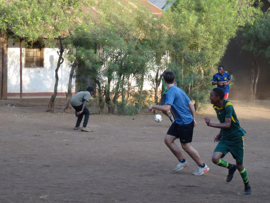 ... und Fussball sind bevorzugte Sportaktivitäten am Abend. Dank eines Spenders (J.J.) spielt der Spieler vorne rechts jetzt mit Sportschuhen und nicht mit Strümpfen!