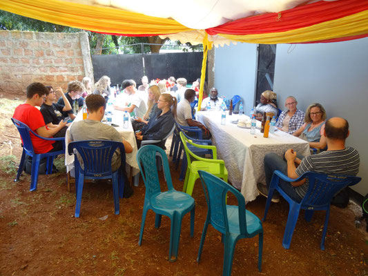 Besuch und Essen beim Schulleiter der Kishumundu Sec. School Amedeus Kimath. 