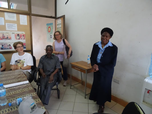 Dr. Materu, die erste weibliche Chirurgin Ostafrikas, ist auch mit über siebzig Jahren noch voller Tatkraft im Kiwakukki AIDS-Zentrum tätig.