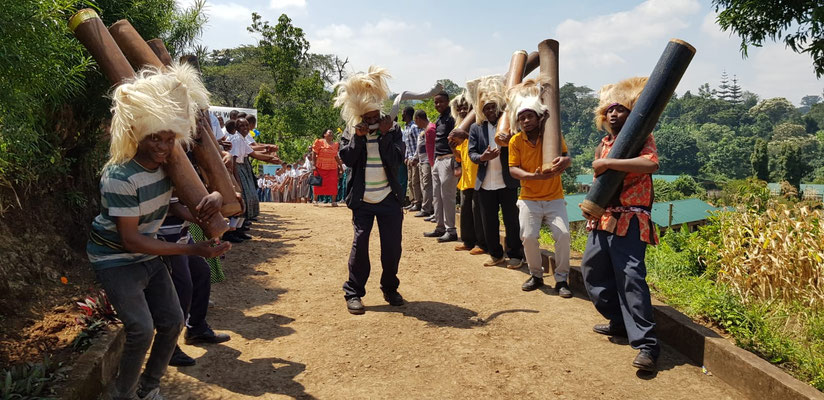 Eine lokale Chaggagruppe spielt zum Empfang unserer Reisegruppe zum Food-Day an der Kishumundu Secondary School.