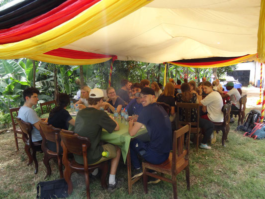 Der Garten ist kunstvoll geschmückt.