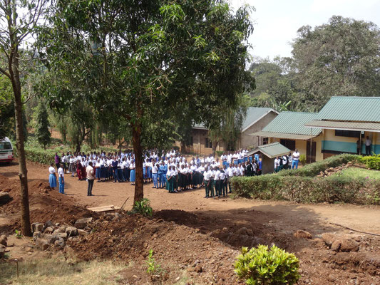 Empfang an der Kishumundu Secondary School (KSS) durch die Schulgemeinde.