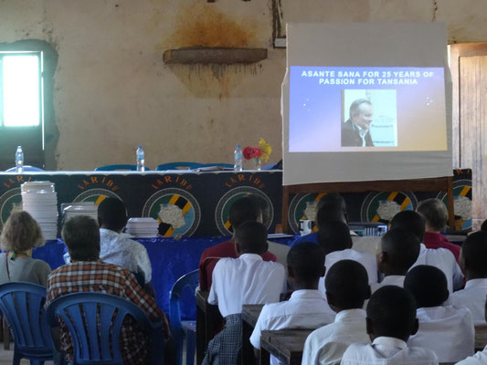 Würdigung von Winfried Sommer für 25 Jahre Unterstützung der Kishumundu Secondary School.