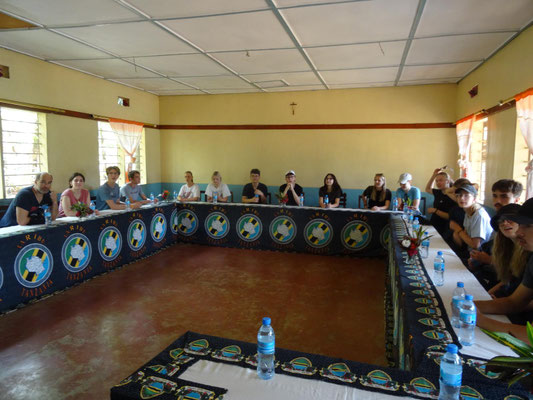 Empfang an der Kishumundu Secondary School (KSS) im Besprechungsraum.