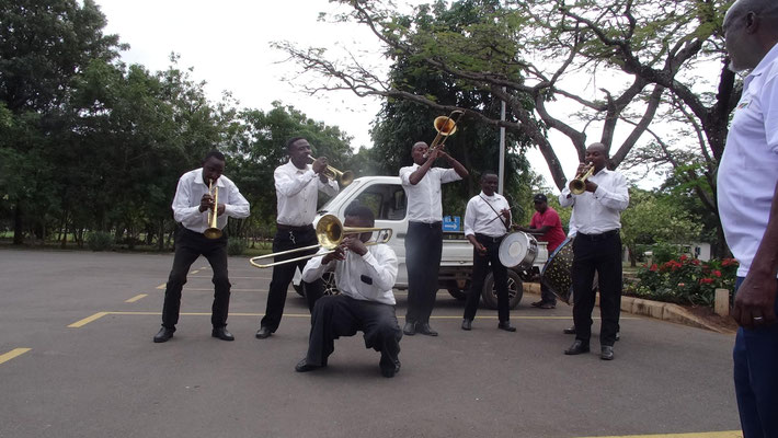 Eine lokale Chagga-Musikgruppe empfing sie mit heißen lokalen Stücken, z.B. Jambo, Jambo.