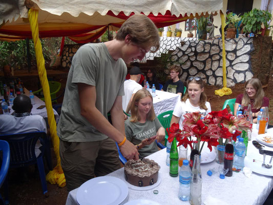 Auch ein Geburtstag wird nicht vergessen und mit einer leckeren Torte gefeiert.
