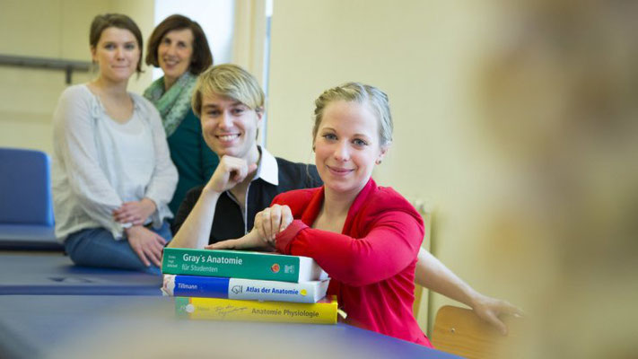 Absolventen des ersten dualen Studienganges der Prof. Grewe Schule