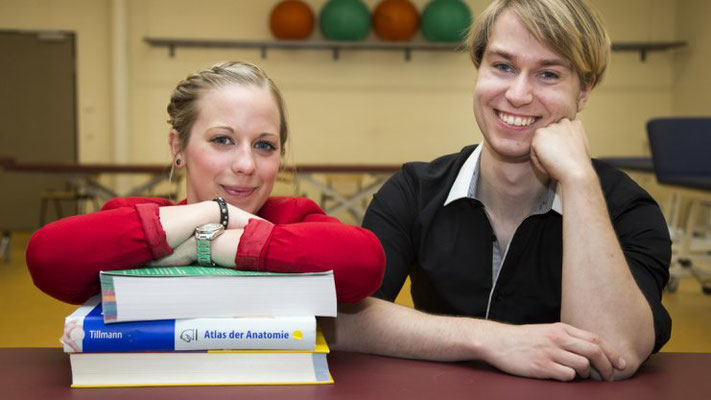 Absolventen des ersten dualen Studienganges der Prof. Grewe Schule