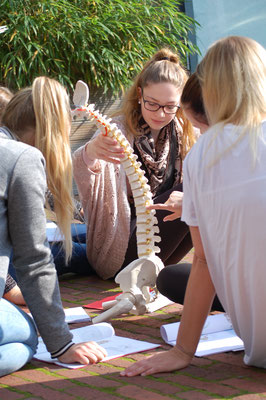 Anatomieunterricht in der Sonne an der Prof. Grewe Schule für Physiotherapie