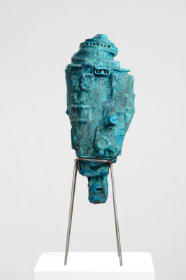 zeitgenössische Skulptur von Andreas Jonak, blaue Patina auf Bronze beschichteter Kunststoffassamblage in Metallgestell