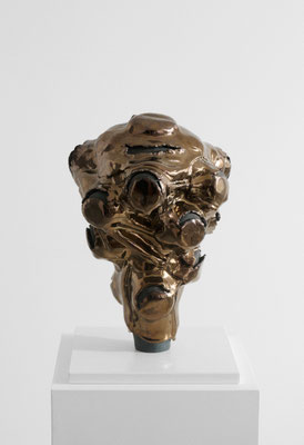 goldene abstrakte Keramikskulptur von Andreas Jonak aus Duesseldorf von 2025 mit goldener Haut überzogene Form und schwarzen Rissen in der Oberfläche