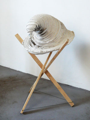zeitgenössische Skulptur von Andreas Jonak, aus Gips gegossene Zauberer-Hut förmige Arbeit in Holzgestell aus Dachlatten