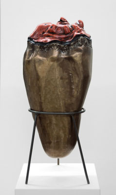 zeitgenössische Skulptur von Andreas Jonak, gold angelassener Metallkörper mit roter Keramik Aplikation