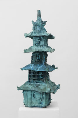 gegenständliche Skulptur aus Kunststoff mit blauer Bronze-Patina von Andreas Jonak aus dem Jahr 2024 in Erinnerung an eine japanische Pagode