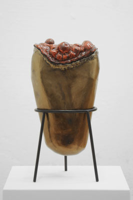 zeitgenössische Skulptur von Andreas Jonak, goldener Metallkörper unten dünne und oben breiter, oben mit rot glasierter Keramik