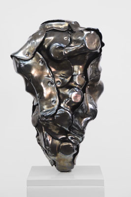 zeitgenössische Skulptur aus Keramik von Andreas Jonak, schwarz und bunt schimmernde Oberfläche, Schuppe Lappen legen sich um ein Objekt