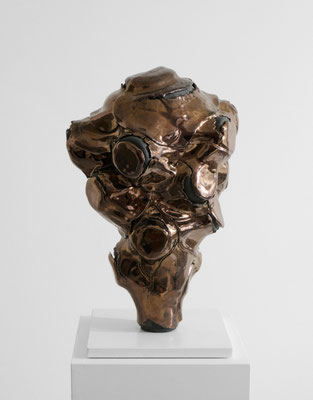 goldene abstrakte Keramikskulptur von Andreas Jonak aus Duesseldorf von 2025 mit goldener Haut überzogene Form und schwarzen Rissen in der Oberfläche