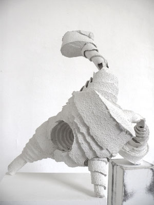 zeitgenössische Skulptur von Andreas Jonak, aus Gips mit schuppenartig überlappenden rauen Außenhaut