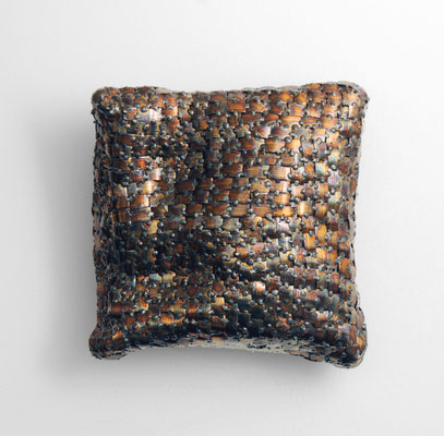 zeitgenössische Skulptur von Andreas Jonak, an der Wand hängendes Kissen aus bunden Metallspänen verschweißt