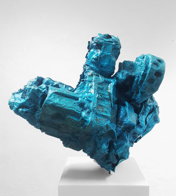 zeitgenössische Skulptur von Andreas Jonak, blaue fetzenartige Blechskulptur die an abblätternden Lack oder Salatschichten erinnert. Industrielle Formsprache und blaue Patina