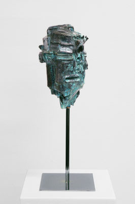 zeitgenössische mit Bronze beschichtete Skulptur von Andreas Jonak, blau und grüne Patina, mechanische Formen mit Öffnungen auf Metallständer und Sockel