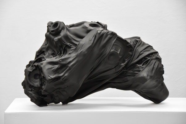 zeitgenössische Skulptur von Andreas Jonak, schwarze Faltenwurf bildende sich stretchende und bewegende Form, sich durchdrückende mechanische Getriebeteile