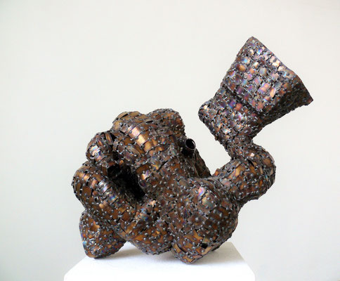 zeitgenössische Skulptur von Andreas Jonak aus vielen einzelnen Metallspähnen zusammengeschweißt. bunte schimmernde metallöberfläche, Schnorchelartige Öffnungen und Schwanenartige Silhouette