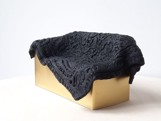 Andreas Jonak, 2021, "sit down !!!", Ceramic, Brass, Polyester, 20 cm x 12 cm x 12 cm