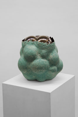 abstrakte kleine Keramikskulptur von Andreas Jonak aus Düsseldorf von 2025 - gruen glasierte blasige Oberfläche die aufreisst und goldene Kugeln preisgeben