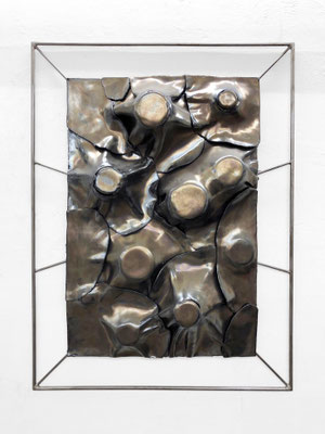 zeitgenössische Skulptur für die Wand von Andreas Jonak. Metallrahmen und Keramik tektonische Formen, Krater und Inseln