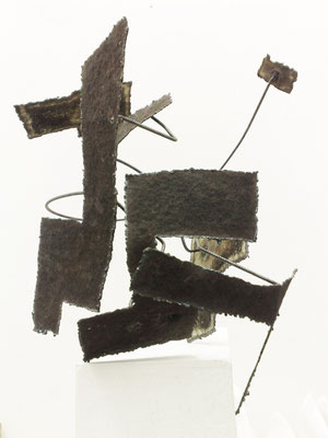 zeitgenössische Skulptur von Andreas Jonak, Frühwerk aus Wagongblech, Rechteckige gebogene rostbraune Bleche werden von gebogenen Stangen zusammengehalten