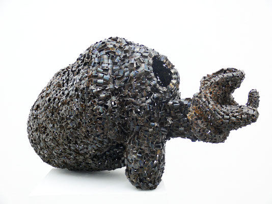zeitgenössische Skulptur von Andreas Jonak, zusammengeschweit aus vielen einzelnen Partikeln und Metallspähnen in dunkel blau und schimmernd metallisch. vasenförmiger Grundkörper mit runder Öffnung und herausstehendem Arm