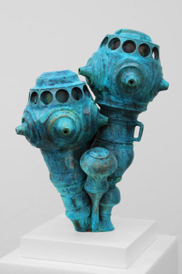 zeitgenössische Skulptur von Andreas Jonak, Pilzartige Körper aus Messing mit blauer Patina
