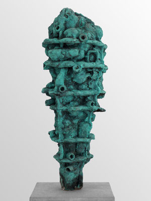 zeitgenössische Skulptur von Andreas Jonak, zylindrische Form in schwarz mit organischen zerklüfteten grünen Oberflächen, Arterien und Adern an der Oberfläche