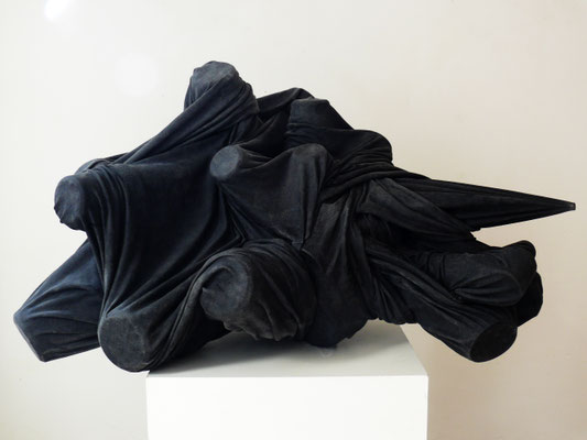 zeitgenössische Skulptur von Andreas Jonak, schwarzer Faltenwurf, entgegen der Gravitation, straff gespannte oberfläche aus Stoff über Kantigen zylindrischen Formen