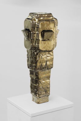 zeitgenössische Skulptur von Andreas Jonak, metallisch gold glenzende Keramik in form eines architektonischen Turms mit Öffnungen oder Klappen