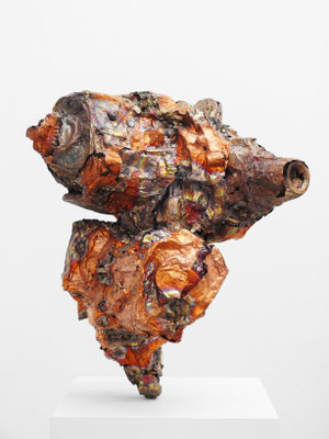 zeitgenössische Skulptur von Andreas Jonak, blaue fetzenartige Blechskulptur die an abblätternden Lack oder Salatschichten erinnert. Industrielle Formsprache und buntes Kupfer Metall
