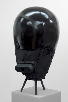 zeitgenössische Skulptur von Andreas Jonak, Schwares insektenartiges Wesen auf 3 Beinen, spiegelde schwarze Oberfläche
