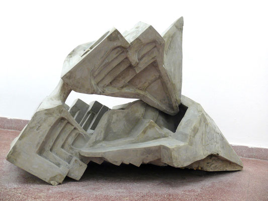 zeitgenössische Skulptur von Andreas Jonak, stufenkristall erinnert an Bismuth in betonoptik Oberfläche über 2 Meter Lang