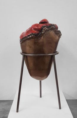 zeitgenössische Skulptur von Andreas Jonak, goldene Metallkörper mit rot glasierter Keramik am oberen Ende 